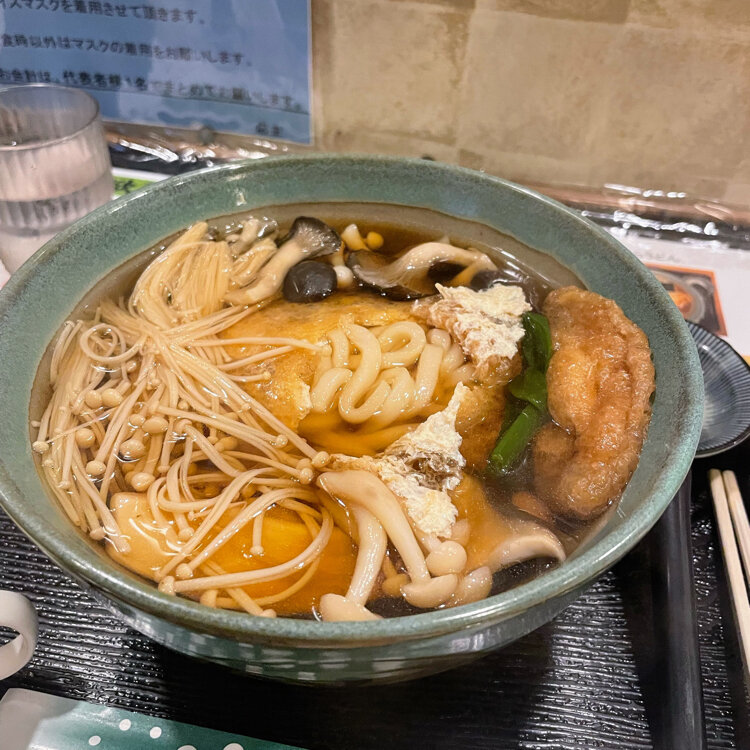 お揚げにうどんが包まれてる！？ 行列必至の人気店『麺闘庵』の「巾着きつね」が旨すぎた – ページ 2 – 食楽web