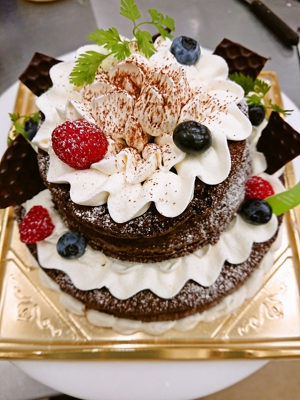 1歳のお祝いに作りたい！2段の豪華な手作りデコレーションケーキおうちごはん