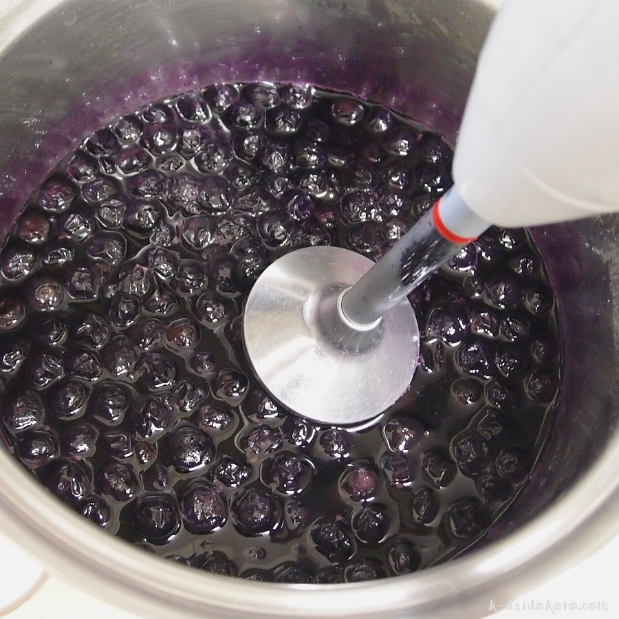 𖧷, ・, ガーデンハックルベリーは、ツツジ科のブルーベリーとは全然違って、雑草のイヌホウズキの仲間であるナス科に分類されます,イヌホウズキ同様、微量のアルカロイドを含むらしいので生食には向かないそうです, だけどジャムにするとすっごく美味しい！,昔、知り合いにジャムをいただいたことがあってその味が忘れられなくて💜, 道の駅で見つけたときは即買いでした,