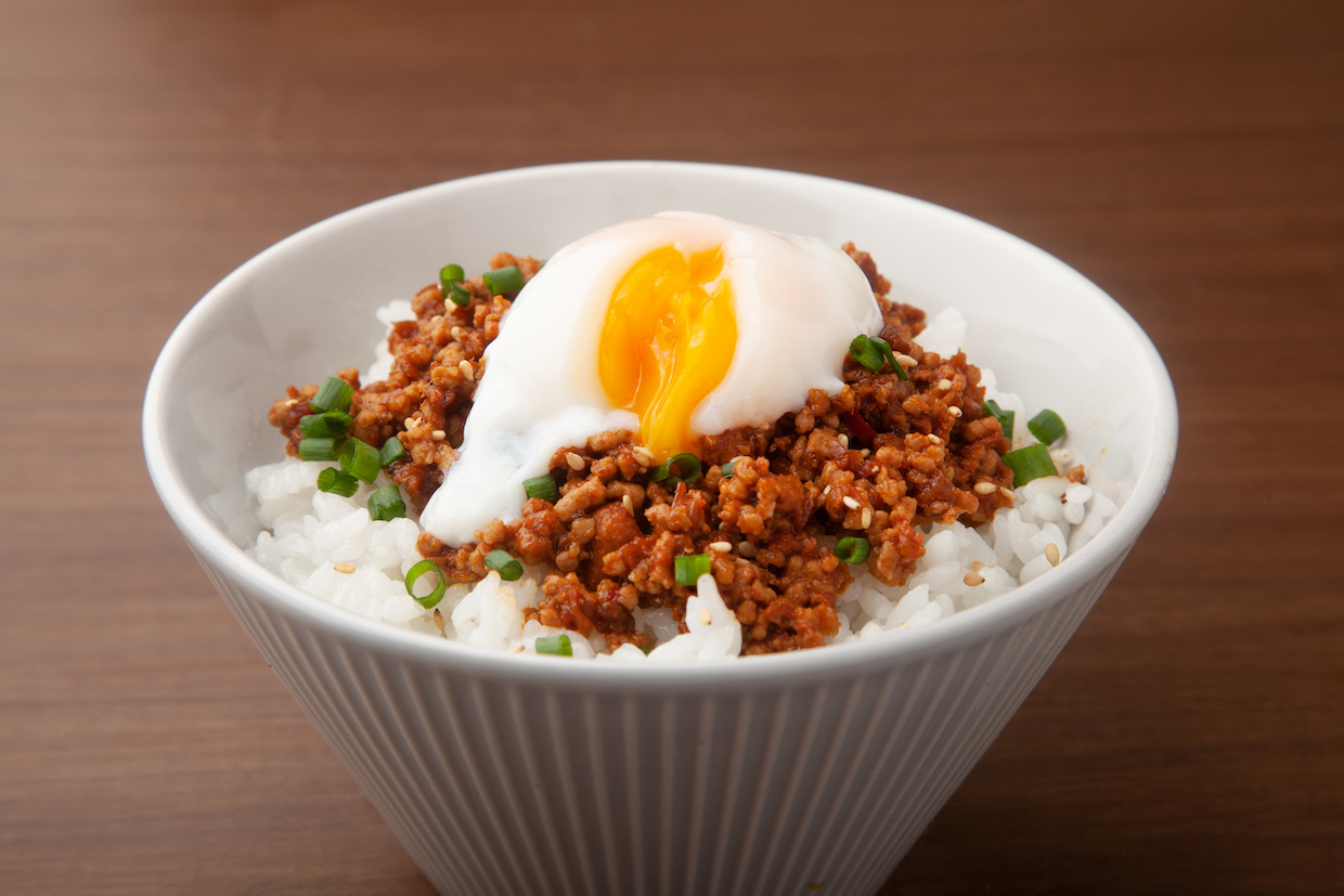 たっぷりきのこのピリ辛そぼろ丼