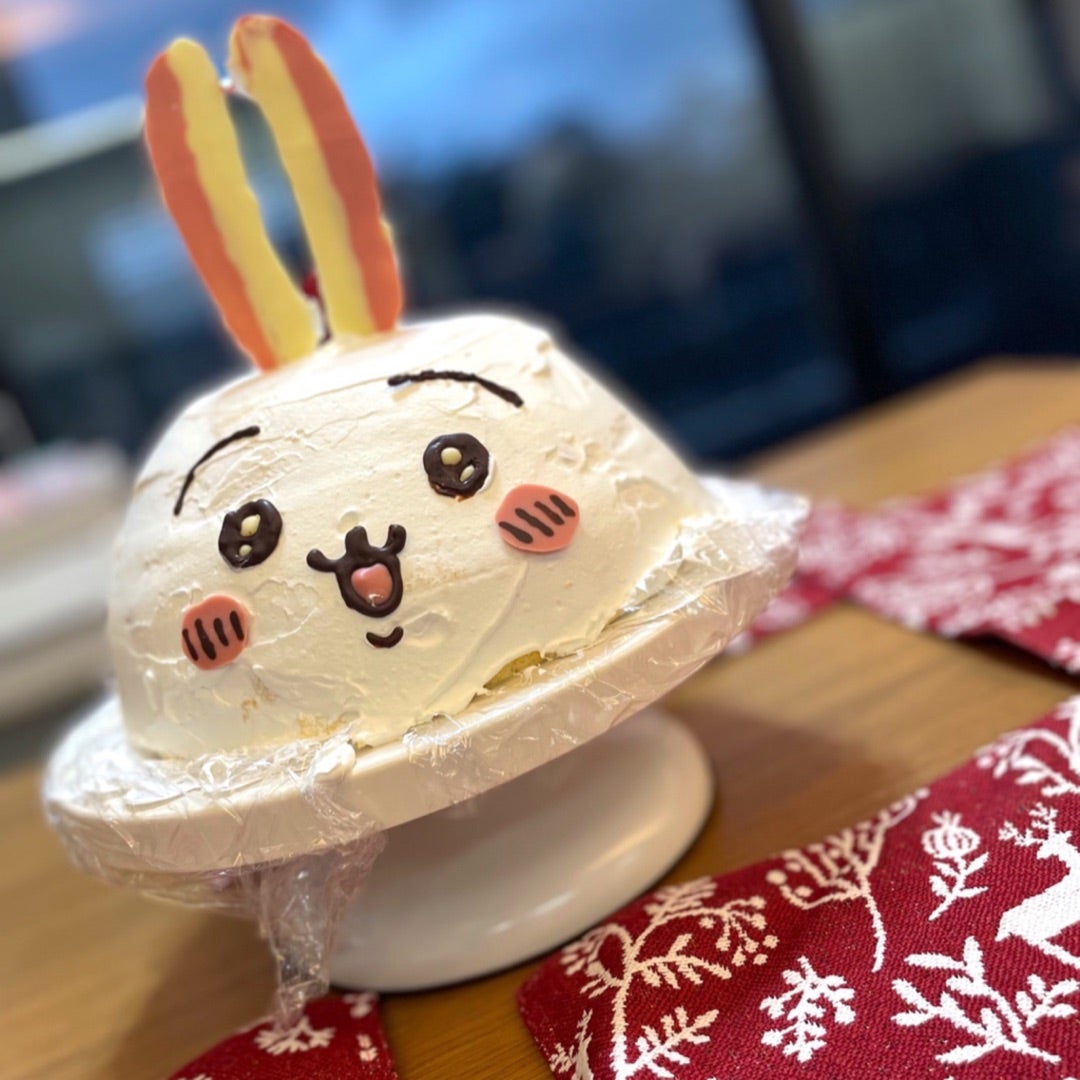 オーブン使わずに作れて簡単だけど豪華に見える彼にプレゼントするチョコを作って欲しいってリクエストに応えてみたよー！,チョコムースのケーキをちいかわのうさぎにしてみました♡, セルクルで作る作り方はお友達の @asami_kamioka麻美さんを参考にさせてもらいました🙇 *************** 他にもたくさんのキャラ弁レシピを投稿しています🍱, 投稿はこちらから→