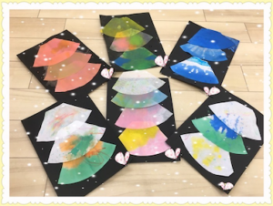 nakky_hoiku たくさんの方にクリスマス製作を見ていただけて、うれしいです♡ 今回はコーヒーフィルターを使って、クリスマスツリーを作りました🎄✨コーヒーフィルターはお手軽だし、100円でたくさん入ってるので、子どもたちの試したい！の気持ちを叶えやすいですよね