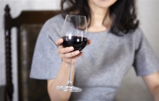 ワイングラスで脚の部分を持つのはNG？ワイングラスの正しい持ち方についてnomooo ノモー