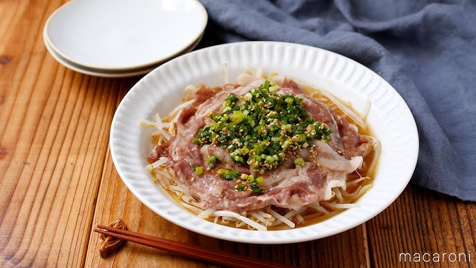 レシピあり▷▷ ⁡ こんばんは〜 今日は「豚もやしのレンジ蒸し〜オイポンだれ〜」です✨ ⁡ もやしと豚肉を重ねてレンジで6分！ ポン酢 とオイスターソースを使った美味しいタレと、豚バラとだしの素の旨みで、もやしがもりもり食べられます😋 ⁡ とっても簡単なので 材料と