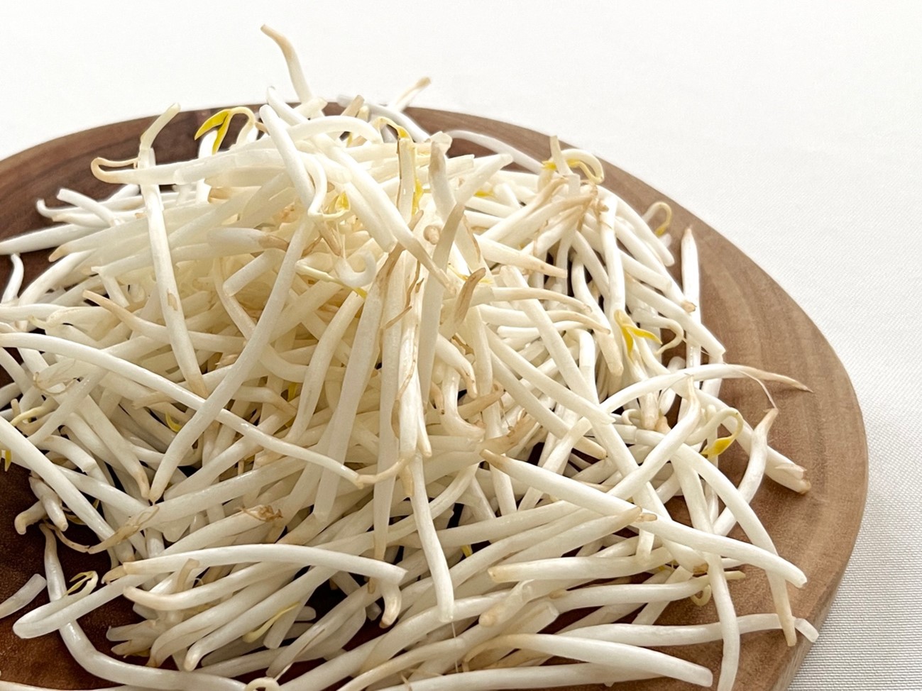 またまたもやしに革命が起きました！ 今度はもっと簡単に電子レンジで20秒加熱しただけで１週間パキパキにもやしが保存できる神業です。フォロワーさんからのコメントで試してみたら、50℃洗いをするより簡単でした😭 ①買ってきたもやしの袋に爪楊枝で3箇所穴を開ける