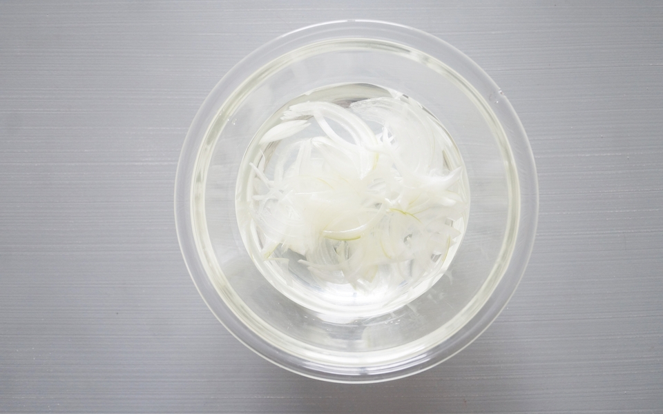 玉ねぎが苦い原因と対処法とは？苦くない切り方は？ - Fily