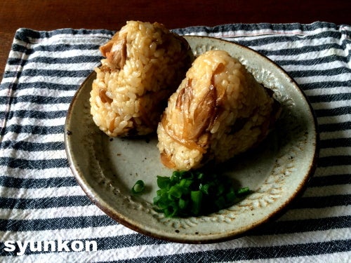 簡単でおいしい鶏もも肉の炊き込みご飯✨ ▪️どんなことでもコメントしてもらえると嬉しいです☺️材料お米2合 鶏もも肉1枚 約350gニンニク1片 生姜スライス2枚 ネギの青い部分適量 サラダ油大さじ1 塩少々 水お米2合分よりすこし少なめ