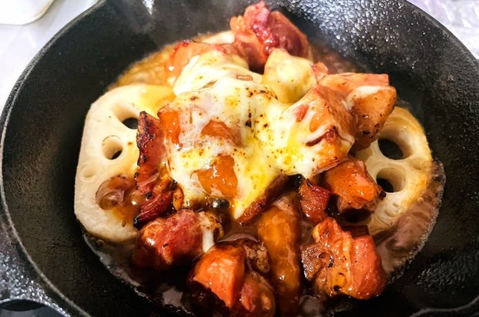 新商品 今回紹介するのは「缶詰風ナカミグミパイン味」🍍 缶詰風ナカミグミシリーズ第2弾です！ 1粒約3cmのサイズ感は食べ応えバッチリ！缶詰パイナップルのような甘い味わいです😋 グミを6つ並べると、なんと！ 輪切りにした、パイナップルの形を再現出来ちゃいます