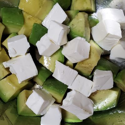 アボカドとクリームチーズの塩こんぶサラダ