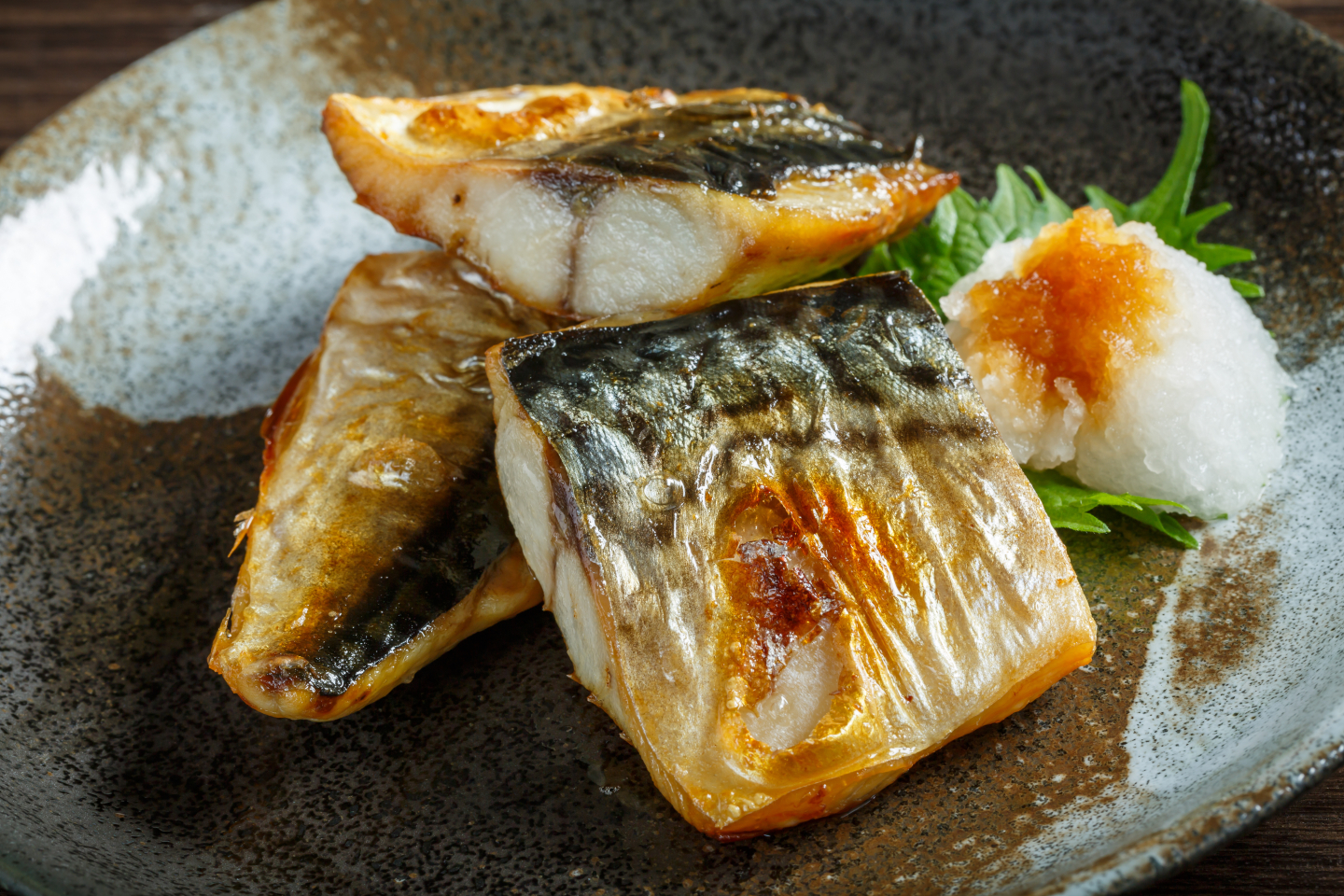 焼き鯖の炊き込みご飯』 ① 炊飯器のお米2合に水と、タネを取り除いた梅干し２個を入れる ② 塩小さじ1 2・酒大さじ3、白だし大さじ1を入れ軽く混ぜる③ さばの塩焼きを丸ごと入れ、炊飯する ④ 炊飯が終わったら、よくかき混ぜて完成家事ヤロウ焼き鯖炊き込みご飯