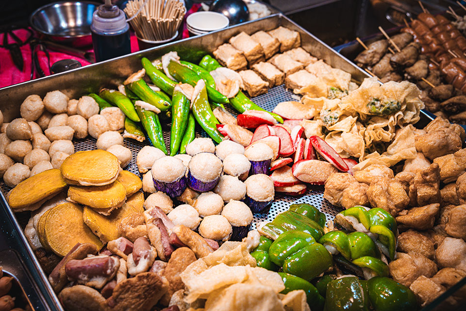 香港美食 廟街夜市！廟街夜繽紛 200元吃到什麼！?巧遇Hebe！終於似遊客想去既夜市！炸大腸 和牛肉燥飯脆筒 XO醬煎蘿蔔糕 蟹黃鮑魚撈飯尼泊爾特色小食 傳統手藝吹波糖