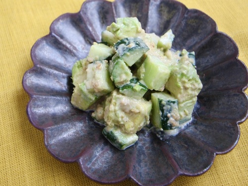 トマトとアボカドとたっぷりコーンのコブサラダ