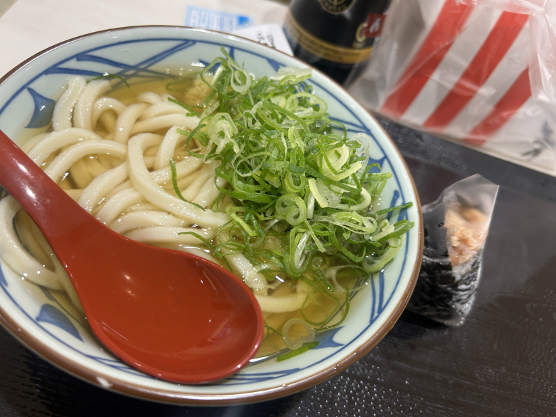 まだ夏” 暑い日が続く秋に、丸亀製麺からの新提案 まだまだ暑さが終わらない日々の、本音に寄り添う “旨辛”か“さっぱり”が選べる冷たいうどん2種登場！株式会社丸亀製麺のプレスリリース