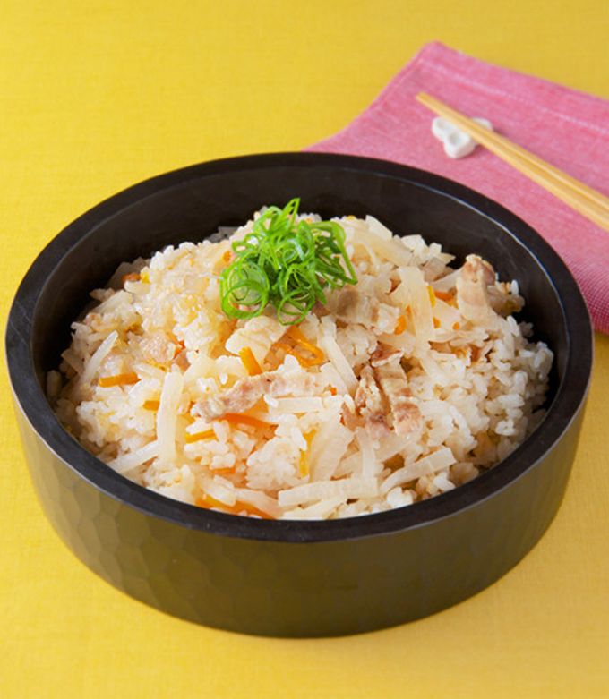 ニラ豚炊き込みご飯 豚バラ肉でジューシー。卵黄がとろっと絡む♪