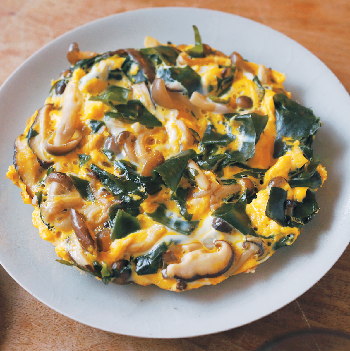 たっぷりきのこと豚バラ肉のガーリックバター炒め