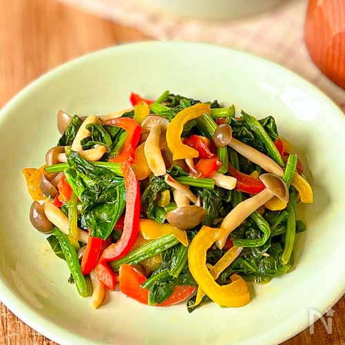 鶏ガラスープで、パプリカ、椎茸、舞茸、小ネギ炒め♪