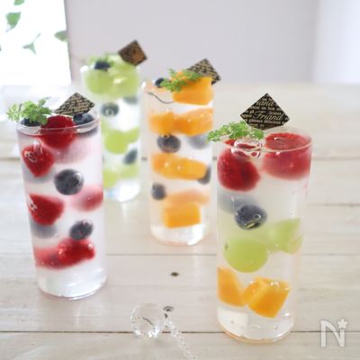 🌸夏にぴったり!! 簡単フルーツゼリーの作り方 🌸, -,材料4個分 , ・お湯300ml, ・レモン汁10ml, ・砂糖 30ｇ, ・粉ゼラチン3ｇ, ・水大さじ1, ・ナタデココ120ｇ, ・いちご、ブルーベリー、みかんの缶詰、キウイ 1 2個 , -,作り方, ①お湯 300ml にレモン 10ml 、砂糖 30g を加えて混ぜます。,