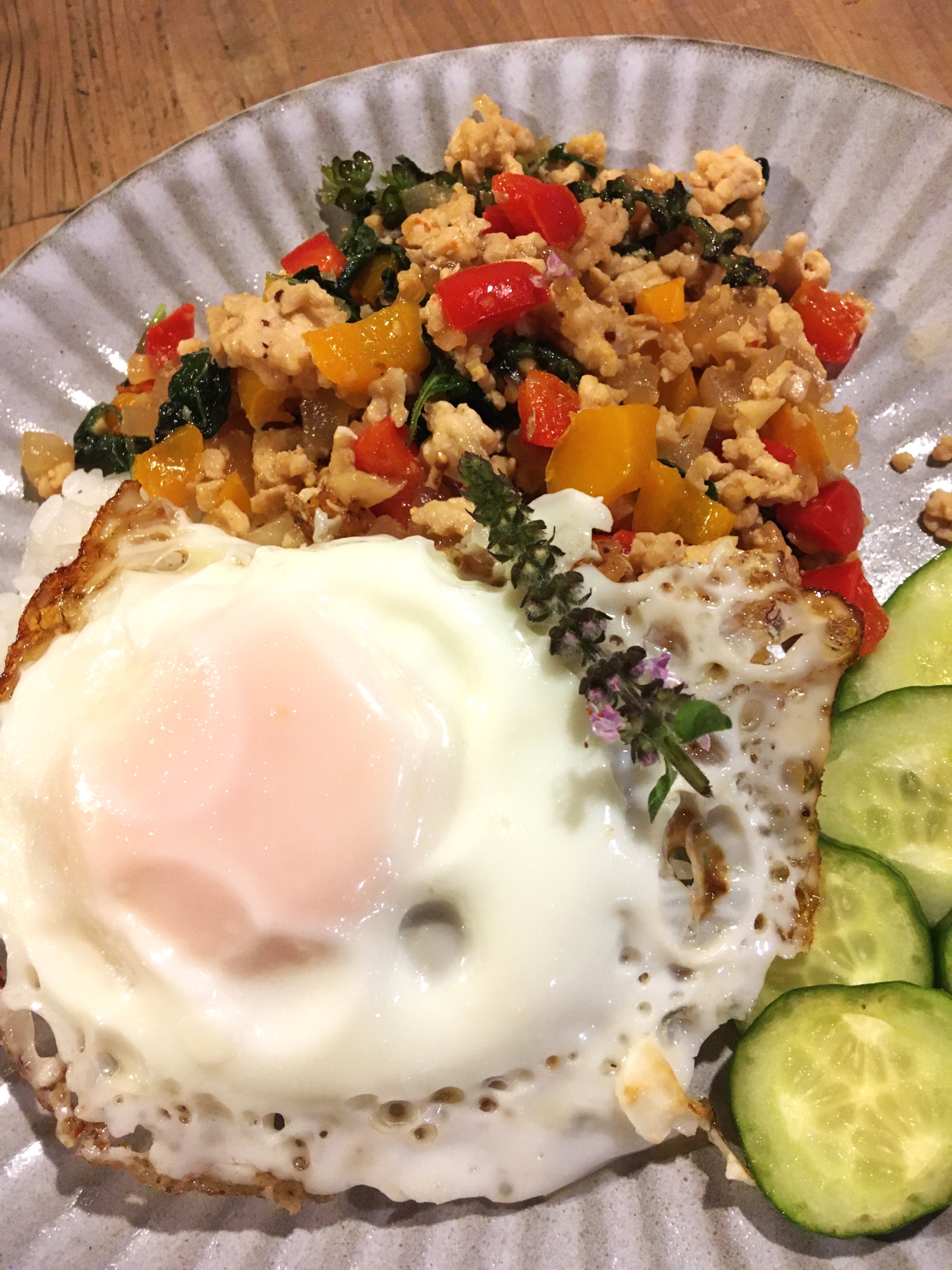 たんぽぽファームの簡単ハーブ料理レシピ🌿 なんちゃってガパオライス〜 まだガパオがとれないので、スイートバジルとオレガノを合わせて代用しました❣️なかなか美味しい。 トッピングのソーセージはローズマリーをフライパンに入れて焼いたよ。 香りup