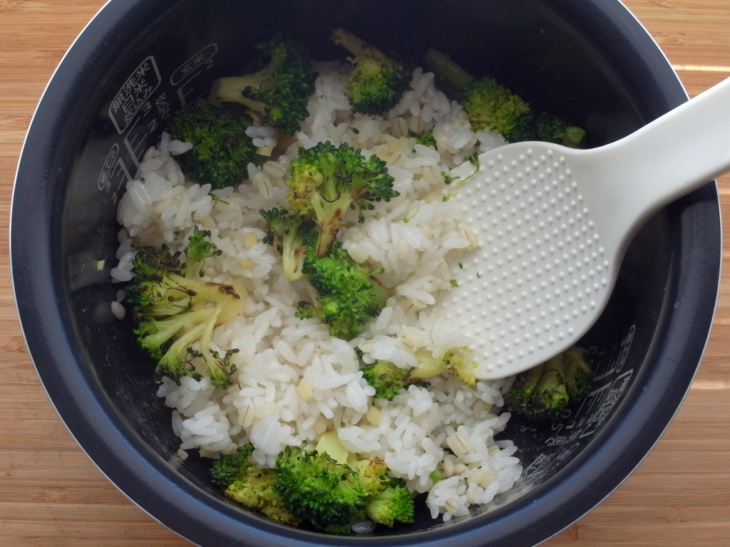 ブロッコリーの茎は捨てないで！茎の皮が「面白いくらいスルっと剥ける」野菜のプロの技を試してみたサンキュ