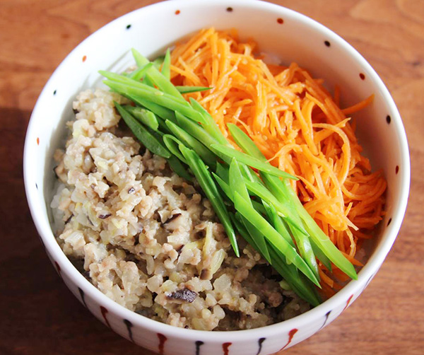 たっぷりきのこの肉味噌丼