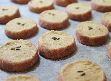 ラベンダーのショートブレッド！ 焼き上がっています！！ 東京で大人気となりましたラベンダーのショートブレッド。 発送が難しいこのショートブレッド。大阪のベイクショップ♬では 今日も焼き立て出ています。英国菓子教室ブリティッシュプディング