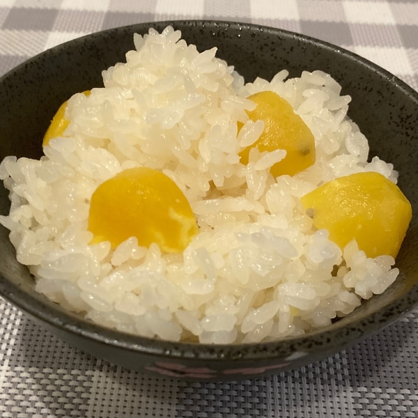 栗の甘露煮と栗ご飯 秋の旬メニュー 庭で採れたという生栗を職場の可愛い後輩からいただいたので、早速下ごしらえし甘露煮を作りました✨その甘露煮で栗ご飯 を炊いたところ、うまっ✨うまーい✨残りはおにぎりにして翌日のお昼ごはんとして妻に持たせました笑 後輩ちゃん