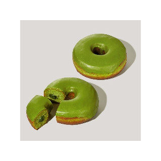 2023年12月26日 火 より、スターバックスが「抹茶クリームドーナツ 295円 」を新発売します。 やさしい風味の抹茶ドーナツ 生地に、ほろ苦くてほどよい甘さの抹茶クリームを入れ、コク深い抹茶コーティングで仕上げました。 このアカウントではコンビニ新商品
