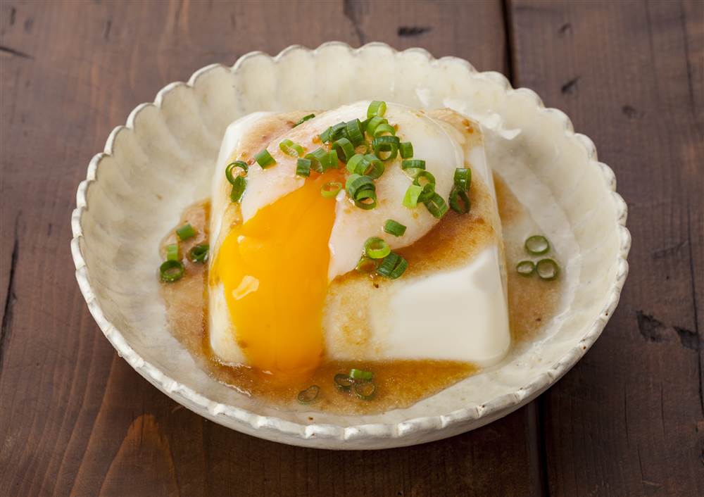 卵豆腐がゆ , 水 200cc, 絹豆腐 150g, ほんだし 大さじ1 2, 片栗粉 小さじ1, 水 大さじ1, 卵 1個, 塩 2つまみ,小ネギ 適量, ★味変で納豆,水200cc、絹豆腐150g、ほんだし大さじ1 2を沸かし片栗粉小さじ1、水大さじ1をまぜたものをでとろみをつけ溶き卵1個入れわかし、塩2つまみ入れ小ネギを乗せて完成,★味変で納豆,