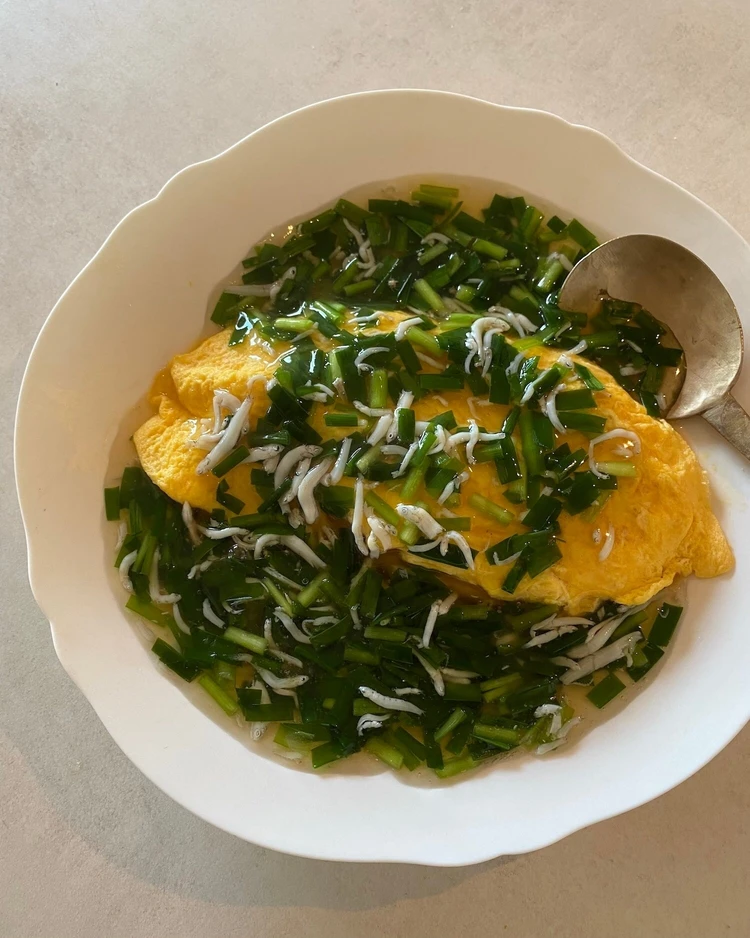 Hanae𝙳𝚒𝚗𝚗𝚎𝚛 ・ニラと鯛のコチュジャンぽん酢そうめん ・牛薄切り肉と豆もやしのレモン塩炒め ・高菜マカロニサラダ疲れが溜まり、スタミナ回復せねばとなった先週❤️‍🩹 ずっと気になってたそうめんレシピを実践してみました〜！ そうめんに鯛とニラを