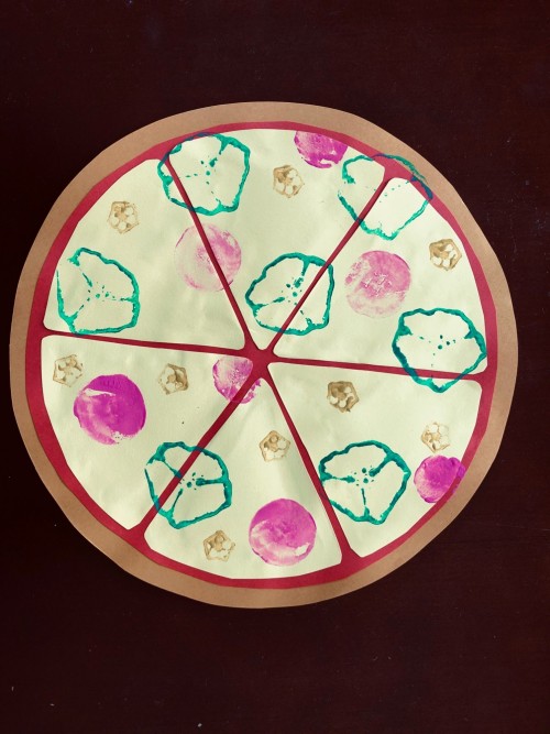 🌸🌸🌸 「ピザの製作5選」 少し涼しい日も多くなってきて、 秋の足音・というか、 食欲の足音が聞こえてきましたね😝 本物のピザ作りのように、好きな具をたくさんのせたピザの製作🍕 野菜スタンプで具をのせた製作も🫑 ままごとにも、お店屋さんごっこにも 大活躍の