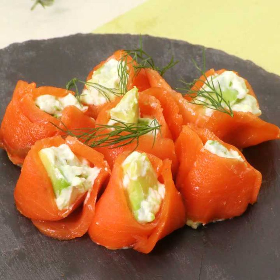 アボカドとクリームチーズのディップ ハモンセラーノ添え調理時間：5分 分量：2人分 アボカド1個とクリームチーズ50gを角切りにし、食感が残る程度に軽くつぶしながら、 マヨネーズ・レモン汁各大さじ1、塩・黒こしょうを加えて混ぜる。 器に盛付け、ハモンセラーノを