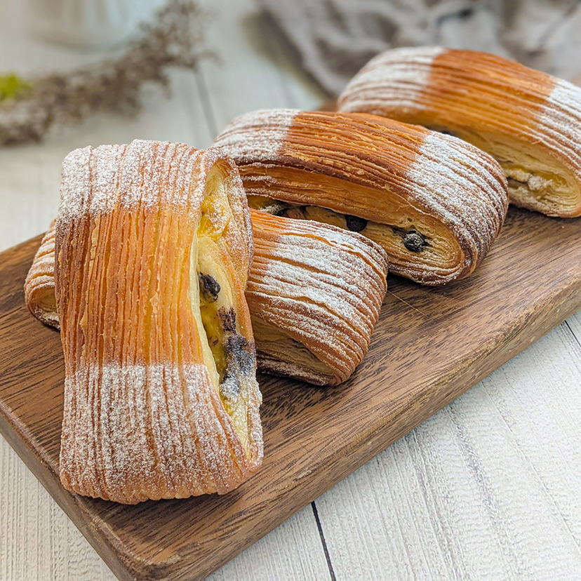 シームレスな柄で、おいしい新鮮味のクロワッサン、パン粉。デザインメニューカフェ、ビストロ、レストラン、ラベル、パッケージの背景。」のベクター画像素材 ロイヤリティフリー1725429946Shutterstock