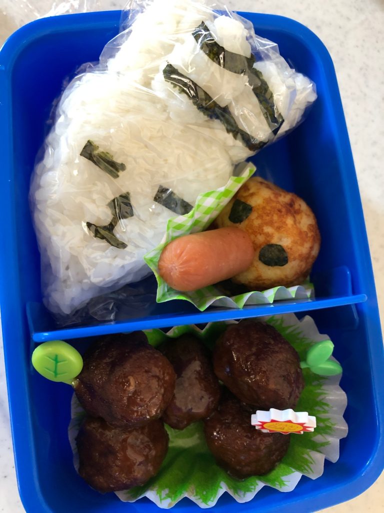 お子さんにとって最高のお弁当ですね。がんばって遠足行って、食べられなくてお腹すかせてるよりずっといい。冷めたポテトやコロッケ食べられるなんて、食感のこだわりとかではなさそう。朝から揚げ物、頑張られましたね