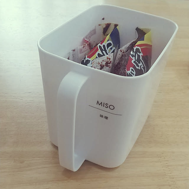 100均の『みそストッカー 1400』が味噌パックを収納して取っ手付きで便利！買てみた