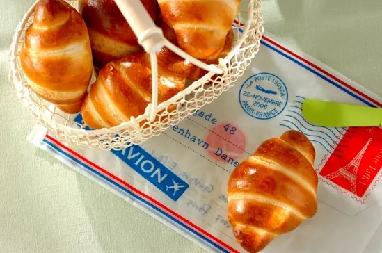 基本のテーブルロール。クラムが白飛びしてる💦こちらは外国産小麦で作ったもの。 このレシピ に関しては僅差でこの外国産の小麦でつくったものが一番おいしかったです。レシピには合ってました。でも、理由があって国産粉でやります何が違うか、どう違うか