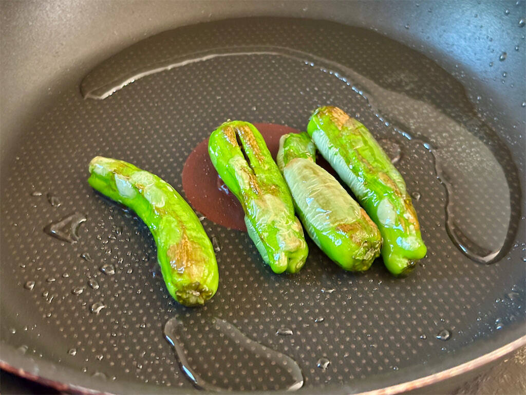 ぶりの照り焼きの作り方 . 黄金比のタレで作るぶりの照り焼き！ ご飯がすすむ味付けです🤍 . 是非作ってみて下さい♪レシピおうちごはんレシピ動画簡単レシピぶりの照り焼き魚料理料理動画晩ごはん今日のごはん献立おいしい定食おすすめ料理