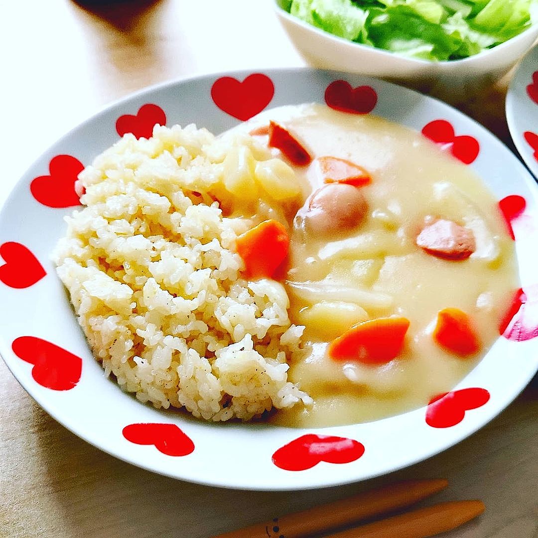 むしろ普通のオムライスよりラク‼️ ⁡ビーフシチューオムライス⁡ 「レストランやん」てなるのにこの簡単さ。 ⁡ソースは市販のルウを使ってレンジで1発。 ⁡ ご飯は具なしのガーリックバターライスなんで玉ねぎのみじん切りとかもせんでいいし、取り出した後