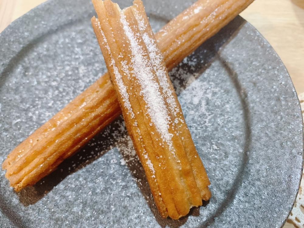 冷凍のままトースターで焼けば、簡単に香り高いチュロスが完成！ ぷつぷつと泡が出るまで焼いたら、お好みのシュガーやトッピングで彩りを添えてみて😌シナモンシュガーやチョコレートソースでディップすれば、さらに美味しくなりますよ〜 冷凍庫に常備しておけば、急な