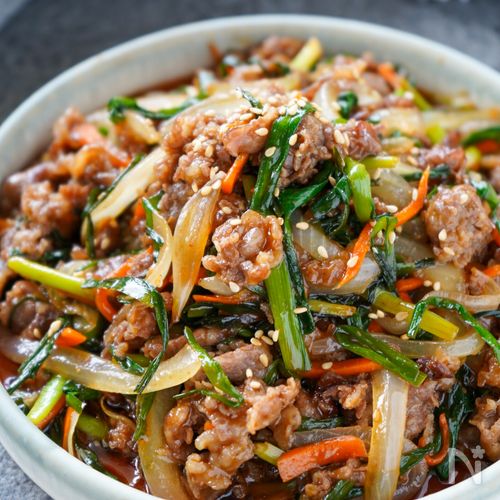 スタミナビーフ丼1-2人分, 牛バラ肉150ｇ, 小麦粉少々, たまねぎ1 2個, ニラ3-4本, ＊砂糖大さじ１, ＊酒大さじ１,＊みりん大さじ１, ＊しょうゆ大さじ２, ＊にんにく１片すりおろし, 卵1個, ごはん適量, ⁡,１．牛肉はひと口大に切り、塩をしたら小麦粉を薄く付ける。たまねぎは角切り、ニラは3-4ｃｍ幅程度に切る。,