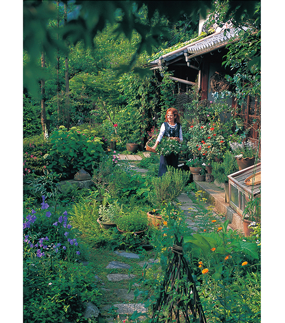 追悼 ハーブ研究家のベニシア・スタンリー・スミスさん 夫である写真家・梶山正さんが明かす、愛した自宅での最期NEWSポストセブン