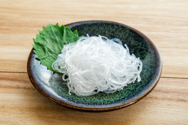 ツルッと食べちゃう😋固くならない春雨サラダ ＜材料＞2人前 緑豆春雨50g 人参1 4本 きゅうり1 3本 a薄口醤油小さじ3aきび砂糖・酢・ごま油・すりごま小さじ2 ＜作り方＞ 1.きゅうりと人参を千切りにする 2.鍋にお湯 分量外 を沸騰させて春雨をパッケージの表記通りに