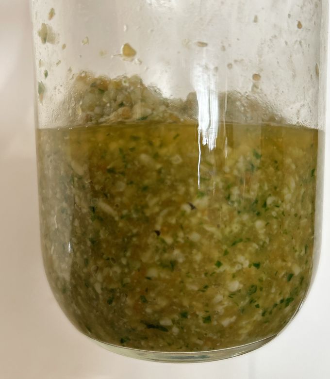 玉ねぎ麹を超える‼️コンソメ麹🧅🥕🥬 , 玉ねぎ麹よりもさらにコクがあり, にんにくでパンチをプラス🧄,香味野菜のセロリは生で食べると癖がありますが, コンソメ麹にすることで旨味がプラスされます✨, 📝コンソメ麹の材料, ・玉ねぎ200g,・にんじん70g, ・セロリ 30g, ・にんにく 1片, ・麹100g, ・塩35g, 🥄作り方,