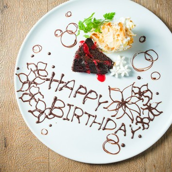 デコレーションケーキご予約受付中🎂 お誕生日 お祝いだけでなく、「入学おめでとう」「お母さん、いつもありがとう」など様々なシーンに合わせて、ご希望のメッセージプレートをお作りいたします！😊デコレーションケーキは、全部で12種類ご用意しておりますので お渡し