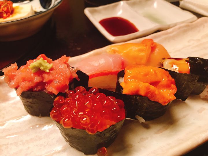 高級なお寿司屋さんにはサーモン🐟置かない？, 皆んな大好きサーモン！, でも、言われてみれば, 高級なお寿司屋さんでは,サーモン置いてるの見ない ,行った事ないから、インスタ皆んながあげてるの見る限りやけど💦 , 何かのタブーなのかなぁ？,どなたか知ってます？？, 答えは分からないけど, 大好きなネタやし, 美味しいからエエかって！, 大将、渋2鮨では食べさせてね😋, ⚫︎渋2鮨⚫︎,