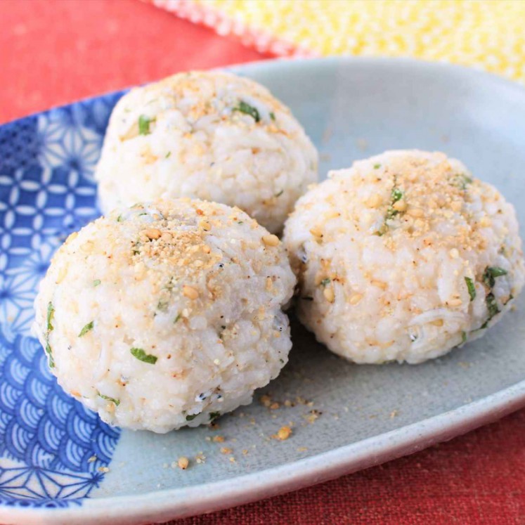 小松菜としらす干しのおにぎりの献立 副菜：みょうが・大葉 香る和風コールスローサラダ、汁物：たんぱく質が摂れる濃厚とろとろ豆腐ポタージュ 献立・メニュー 味の素パーク たべる楽しさを、もっと