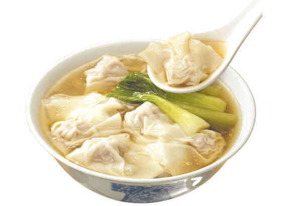 爆速で包めるワンタンのコツは、タネを少なめに包むこと✨ だいたい5gくらいと言われてます⛄️スプーンの柄を使ってすくうと、だいたい5gくらいになるんですよ☺︎ アメリカのチャイナタウンで目撃したのは、お箸を使った包み方でしたが進化させてスプーンを使います⛄️ なぜかって、 タネを混ぜるのもスプーン。 タネを包むのはスプーンの柄。便利なんですよね☺️