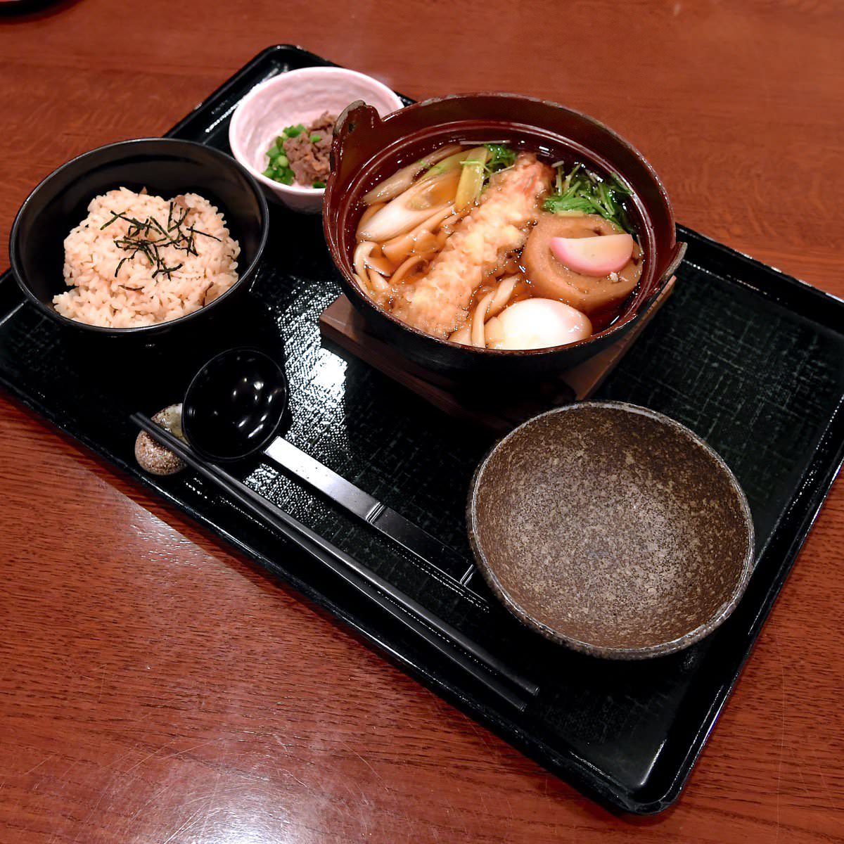 鍋焼きうどん 鍋メニューが美味しい季節になりました！ ご自宅で鍋料理を楽しみ始めた方も 多いのではないでしょうか🍲✨私は寒いのがとっても苦手ですが、 鍋料理が大好物なので、この季節は 外食も自宅でも鍋料理を食べてしまいます🤤 同じような鍋好きさん