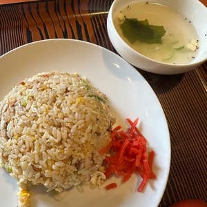 知床斜里駅から車で5分🚗 観光名所の天に続く道展望台も10分の好立地🔥 知床ごはんtomoniでは定食から居酒屋メニューまで取り揃えております🌳 皆さん知床観光の際はぜひお待ちしてます！！ . @official_hotelboth も多少空室あります！サウナの予約もじゃんじゃん