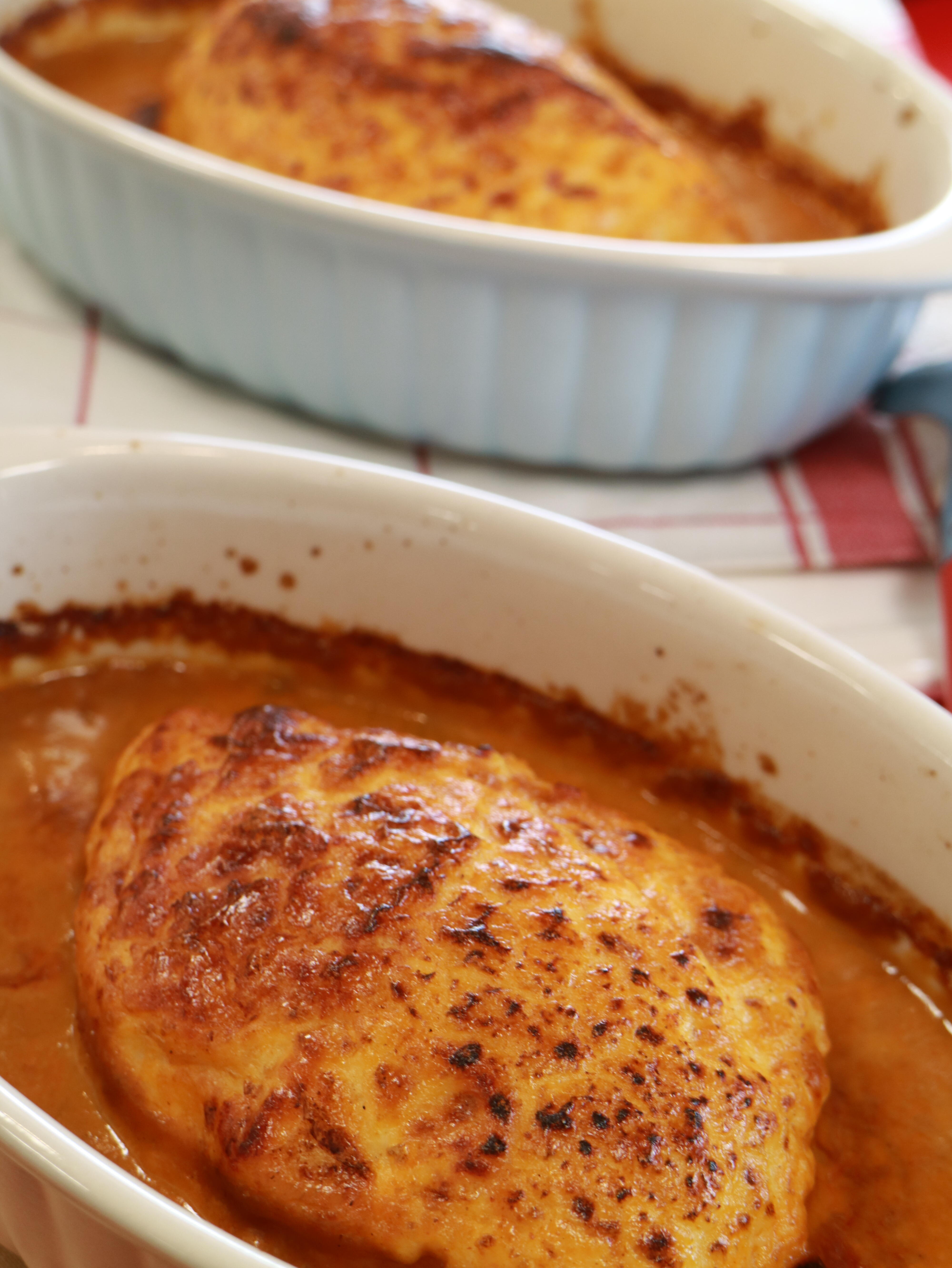 白身魚、カワカマス、スズキのレストランでのソースの下の野菜のおいしいレストランの料理Premium写真