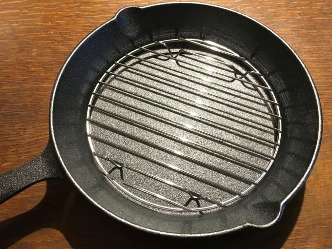 ベランダでキャンプ〜スキレットで燻製づくり〜キャンプするコスプレイヤ